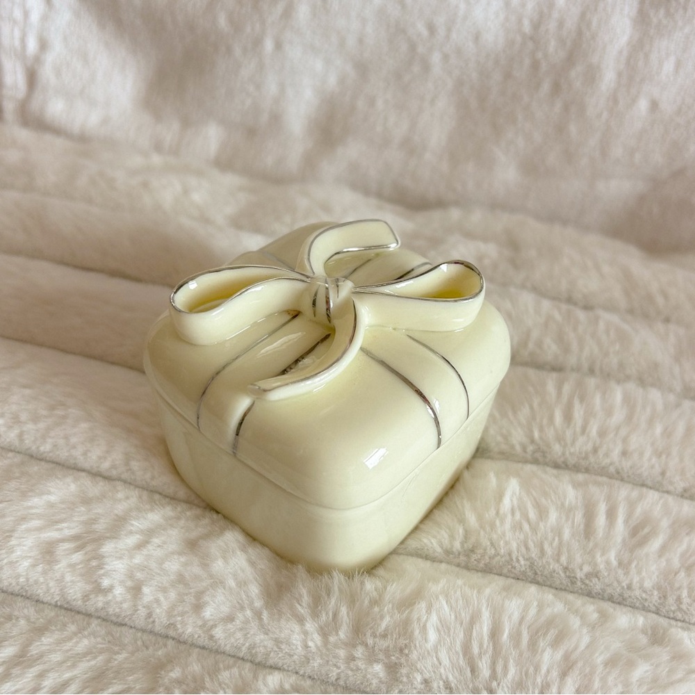 Vintage Porcelain White Trinket Box Square With Bow Silver Trim 2